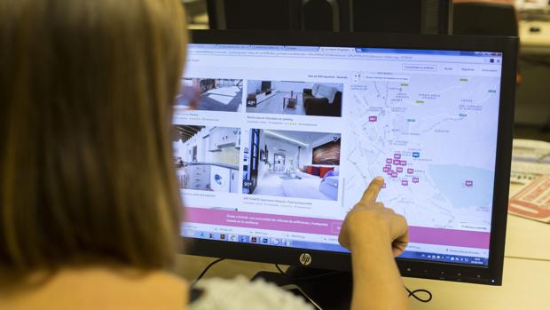 Una potencial clienta hace una búsqueda de alojamiento turístico en Internet